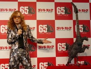 製作に1年！ 高見沢俊彦が“同い年”ゴジラ・ギターを披露「武道館で弾く」宣言