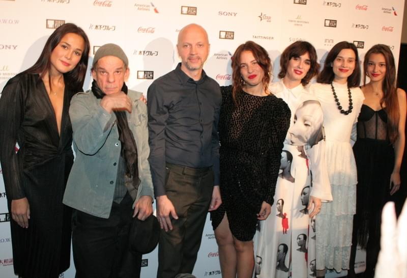 アゼルバイジャンの村でブラジャーの持ち主探し セリフのない映画は「普遍的なアート」