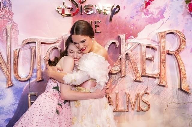 マッケンジー・フォイを抱きしめる キーラ・ナイトレイ