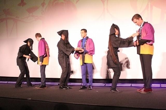 「ボヘミアン・ラプソディ」キャストが来日！鏡開きでヒット祈願「愛してくれると嬉しい」