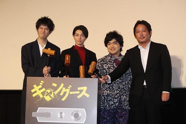 高杉真宙、携帯電話がバッキバキ