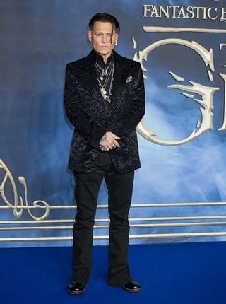 J・デップ、「ファンタビ」撮影現場で魔法使い姿のままギター演奏していた！英プレミアで共演者が証言