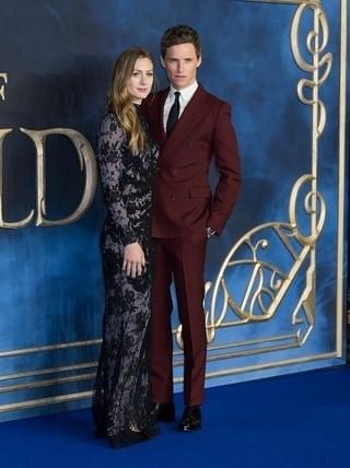 J・デップ、「ファンタビ」撮影現場で魔法使い姿のままギター演奏していた！英プレミアで共演者が証言