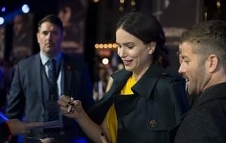 J・デップ、「ファンタビ」撮影現場で魔法使い姿のままギター演奏していた！英プレミアで共演者が証言