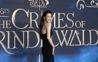 J・デップ、「ファンタビ」撮影現場で魔法使い姿のままギター演奏していた！英プレミアで共演者が証言