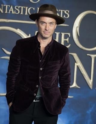 J・デップ、「ファンタビ」撮影現場で魔法使い姿のままギター演奏していた！英プレミアで共演者が証言