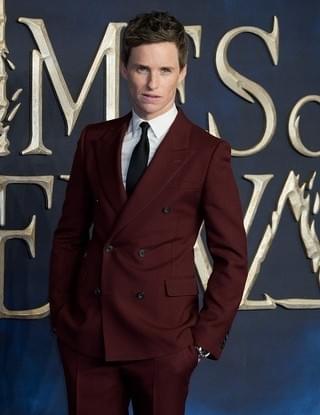 J・デップ、「ファンタビ」撮影現場で魔法使い姿のままギター演奏していた！英プレミアで共演者が証言