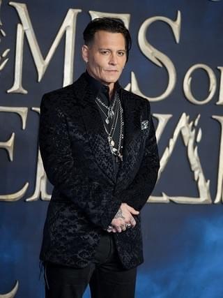 J・デップ、「ファンタビ」撮影現場で魔法使い姿のままギター演奏していた！英プレミアで共演者が証言