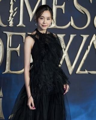 J・デップ、「ファンタビ」撮影現場で魔法使い姿のままギター演奏していた！英プレミアで共演者が証言