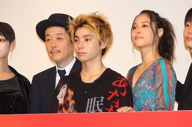 「スターは遅れてやってくる」と野次が飛ぶ