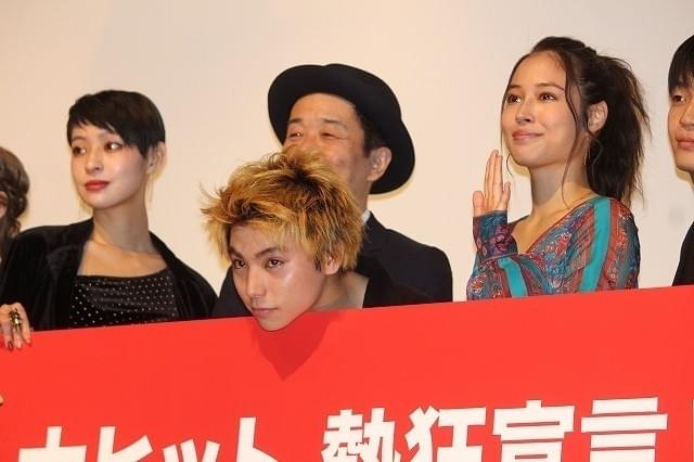 村上虹郎＆広瀬アリス、リリー・フランキーの“大遅刻”にチクリ