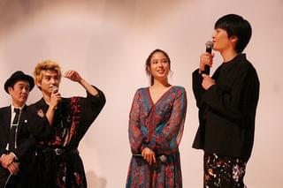 村上虹郎＆広瀬アリス、リリー・フランキーの“大遅刻”にチクリ