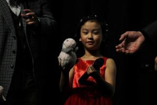 佐々木蔵之介、対面した本物のナマケモノを賞賛！「ここに来ている時点で働き者」