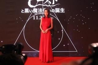 E・レッドメイン「日本の皆さんは最高」 J・ロウら「ファンタビ」キャストがお茶目に来日！