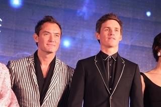 E・レッドメイン「日本の皆さんは最高」 J・ロウら「ファンタビ」キャストがお茶目に来日！