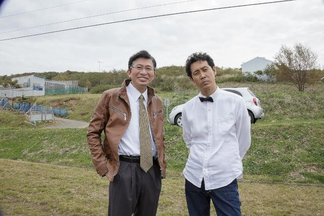 役場の職員役を務める鈴井貴之