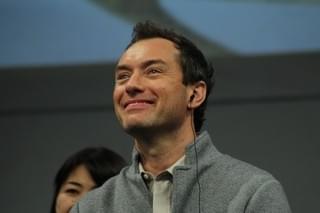 J・ロウ、色気の秘密はDNA!? E・レッドメインらチーム・ファンタビ、愛あふれるファンナイト開催