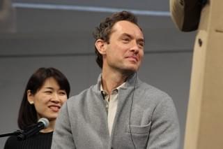 J・ロウ、色気の秘密はDNA!? E・レッドメインらチーム・ファンタビ、愛あふれるファンナイト開催