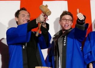 エディ・レッドメインら「ファンタビ」一行、最後のPR地・東京でヒット祈願の鏡割り