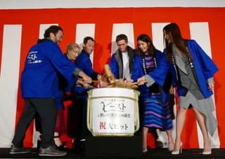 エディ・レッドメインら「ファンタビ」一行、最後のPR地・東京でヒット祈願の鏡割り