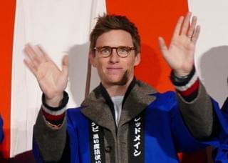 エディ・レッドメインら「ファンタビ」一行、最後のPR地・東京でヒット祈願の鏡割り