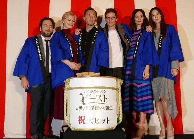 大ヒットを祈願し鏡割り