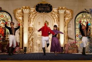 小芝風花、“くるみ割り人形”に扮したガリットチュウ福島とダンス披露