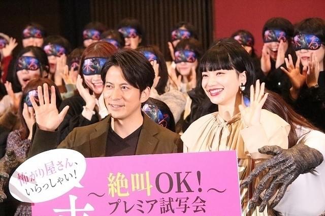 舞台挨拶に立った岡田准一と小松菜奈