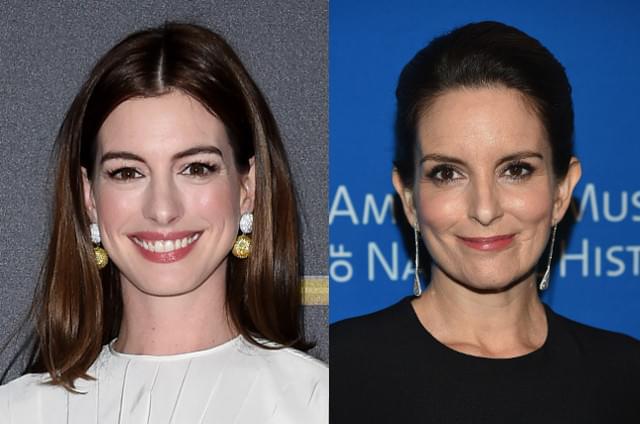 新ドラマで共演するアン・ハサウェイ（左） とティナ・フェイ