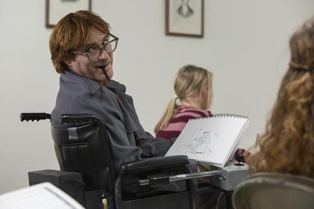 ホアキン・フェニックスが車イス生活の 風刺漫画家に