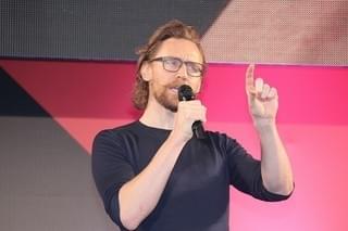 【東京コミコン2018】トム・ヒドルストン、ロキは「もう悪役じゃない」 スタン・リーの意思受け継ぎファンに感謝