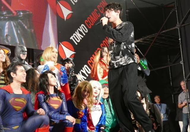 【東京コミコン2018】エズラ・ミラー、DCコスプレ軍団に感激「君たちは家族」