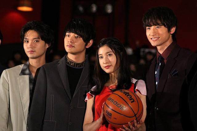 北村匠海、磯村勇斗らバスケ部イケメン4人組、お風呂でもラーメン屋でも自然と“定位置”に