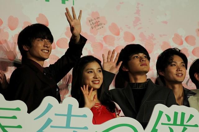 北村匠海、磯村勇斗らバスケ部イケメン4人組、お風呂でもラーメン屋でも自然と“定位置”に