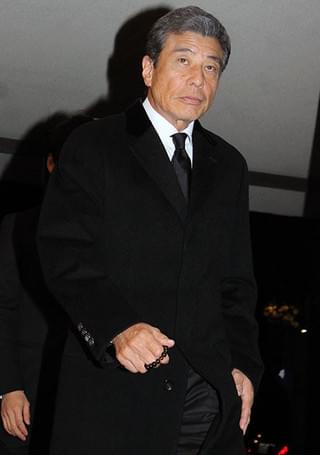 舘ひろし涙「温かく包んでくれる人でした」、黒澤満さん通夜に800人