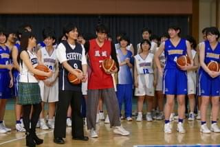 土屋太鳳、強豪女子バスケ部とのフリースロー対決で“完敗”