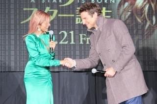 「アリー」B・クーパーの“神対応”＆ガガの“サプライズ”にファン1000人熱狂！