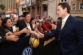 “実物大”バンブルビーがワールドプレミアに登場！監督＆キャストと対面