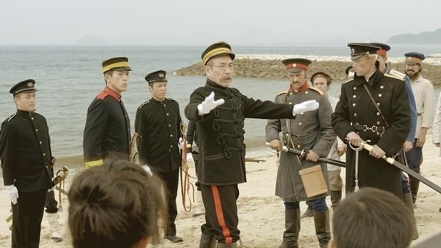 イッセー尾形が強烈な個性を放つ収容所の所長役に