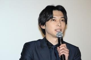 井浦新がまさかの挑発!? 同人物を演じたディーン・フジオカ＆吉沢亮が熱い抱擁