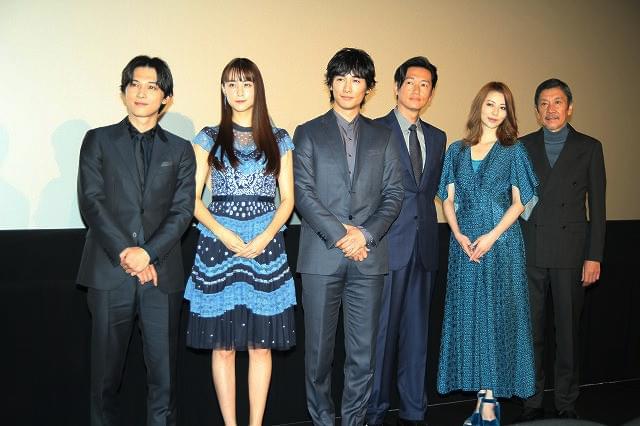 井浦新がまさかの挑発!? 同人物を演じたディーン・フジオカ＆吉沢亮が熱い抱擁