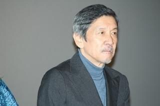 井浦新がまさかの挑発!? 同人物を演じたディーン・フジオカ＆吉沢亮が熱い抱擁