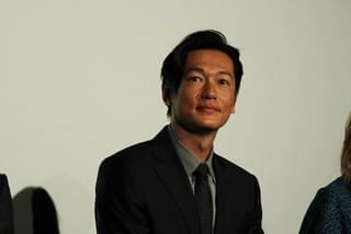 井浦新がまさかの挑発!? 同人物を演じたディーン・フジオカ＆吉沢亮が熱い抱擁