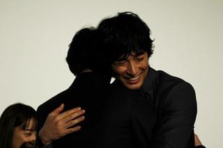 井浦新がまさかの挑発!? 同人物を演じたディーン・フジオカ＆吉沢亮が熱い抱擁