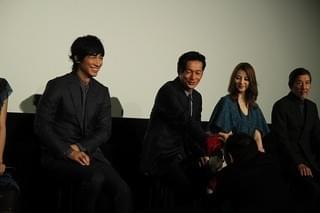 井浦新がまさかの挑発!? 同人物を演じたディーン・フジオカ＆吉沢亮が熱い抱擁