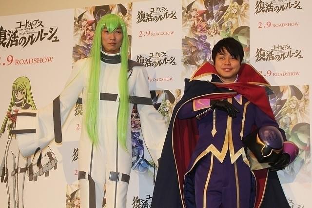 コスプレで登場した石田明（左）と井上裕介