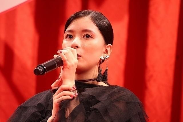 大粒の涙を流した芳根京子