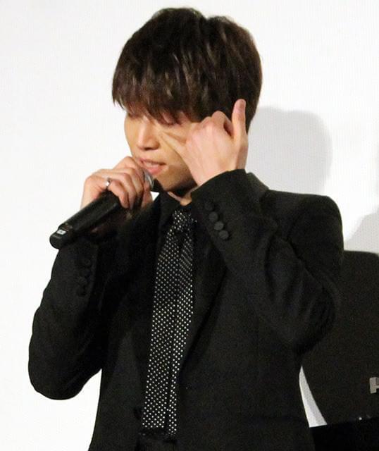 涙をぬぐう岩田剛典