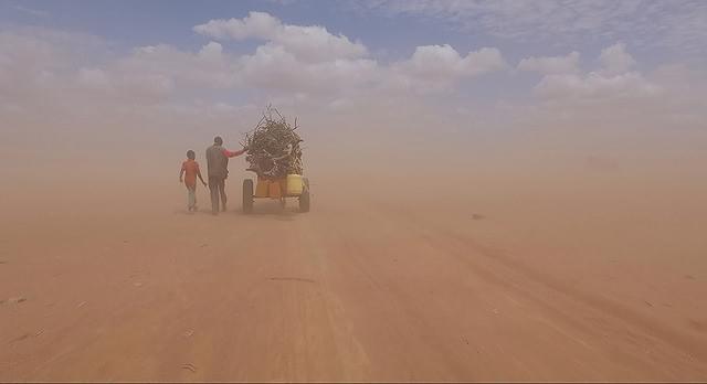 美しい大海原を進むボート、しかしその乗員は… 世界の難民問題を映す「ヒューマン・フロー」冒頭映像