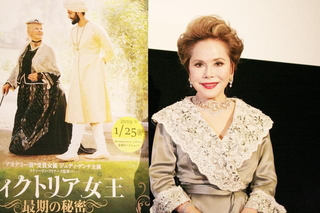 “ヴィクトリア朝”を意識した ゴージャスなドレスで登場